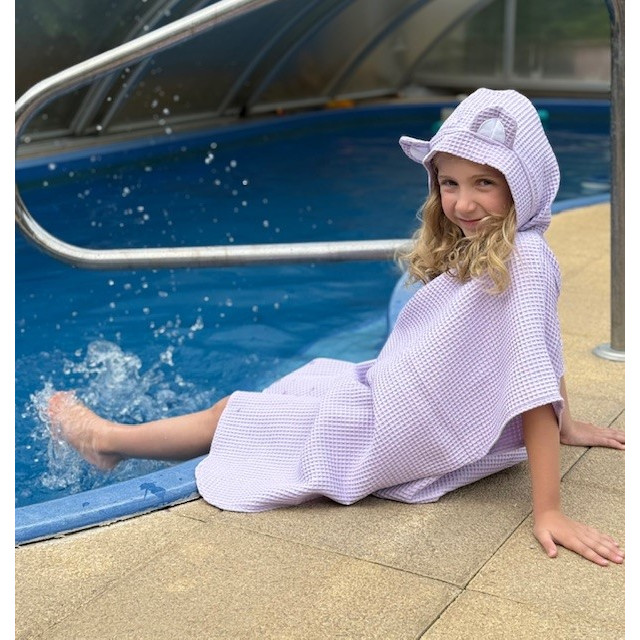 Kinderponcho mit Kapuze und lila Ohren