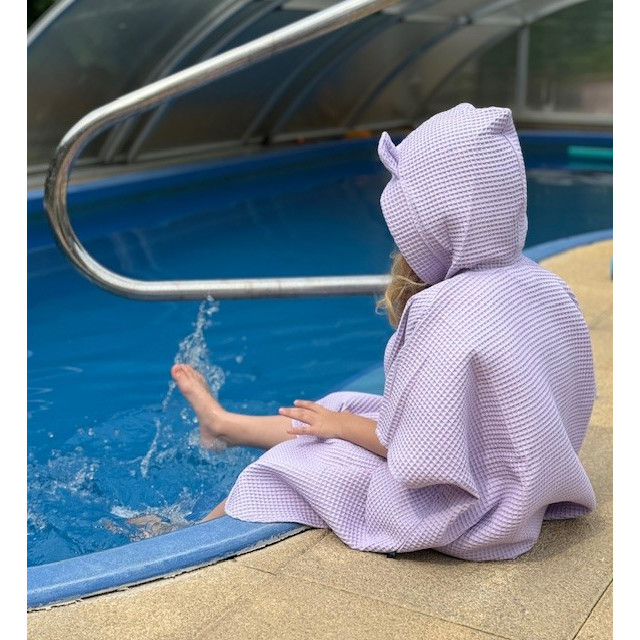 Kinderponcho mit Kapuze und lila Ohren