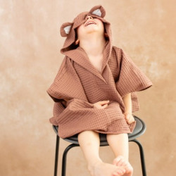 Kinderponcho mit Kapuze und braunen Ohren