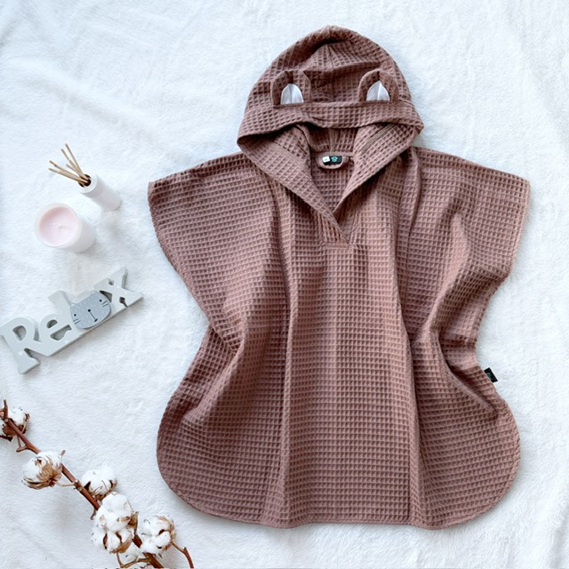 Kinderponcho mit Kapuze und braunen Ohren